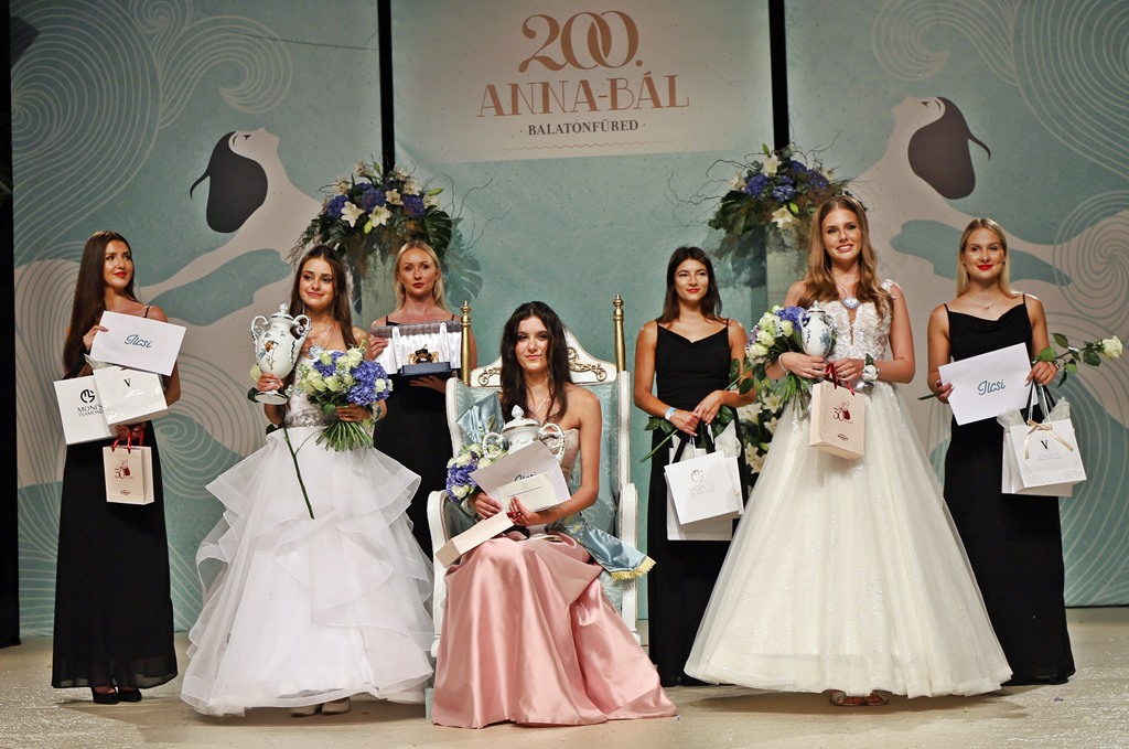 Megválasztották a 200. Anna-bál szépét és udvarhölgyeit