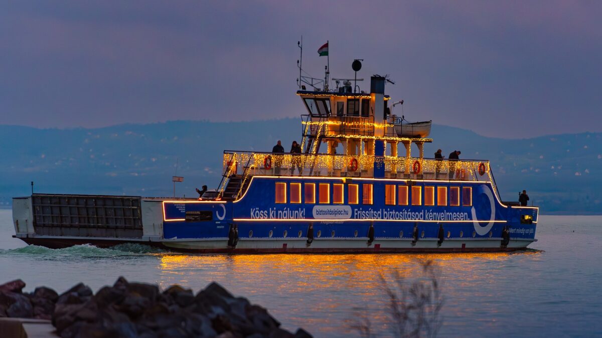 Ünnepi Fénykomp a Balatonon